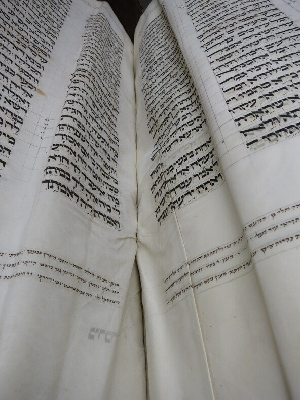 Bibel Erfurt 1 (Ms. or. fol. 1210), restoration, fold (detail)