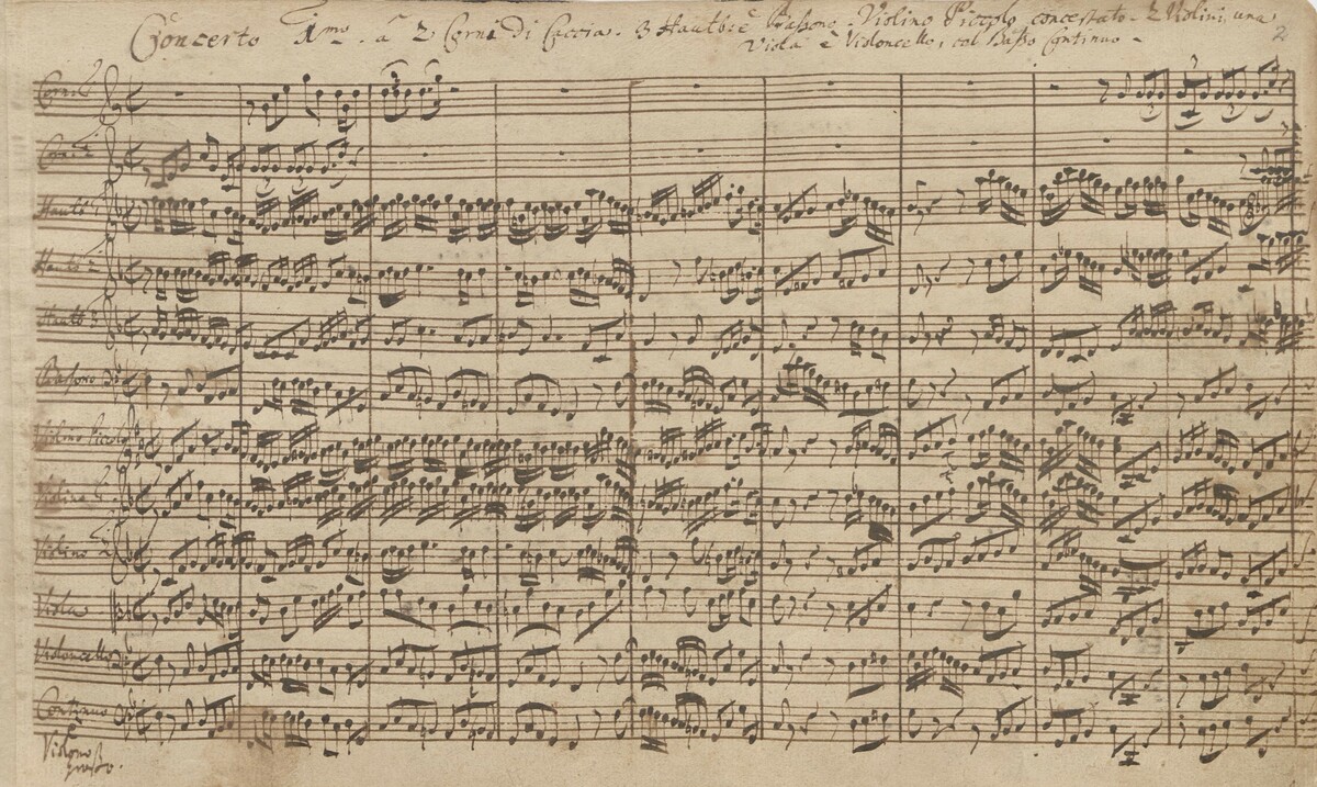 J. S. Bach, Brandenburgisches Konzert Nr. 1, BWV 1046, S. 2. Beginn des ersten Satzes des Konzerts für 2 Hörner, 3 Oboen, Fagott, Violino piccolo, Violine 1 + 2, Viola, Violoncello, Violone und Basso continuo (Cembalo) (Am.B 78)