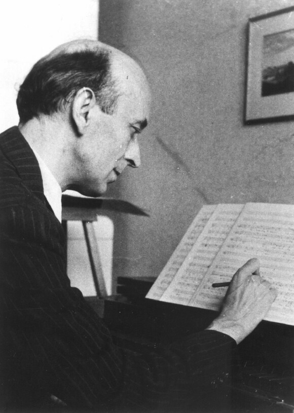 Bild zeigt Ernst Pepping beim Komponieren am Klavichord