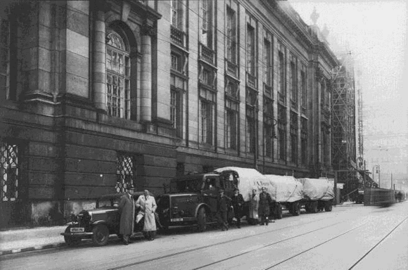 Auslagerung mit Lastwagen, um 1941
