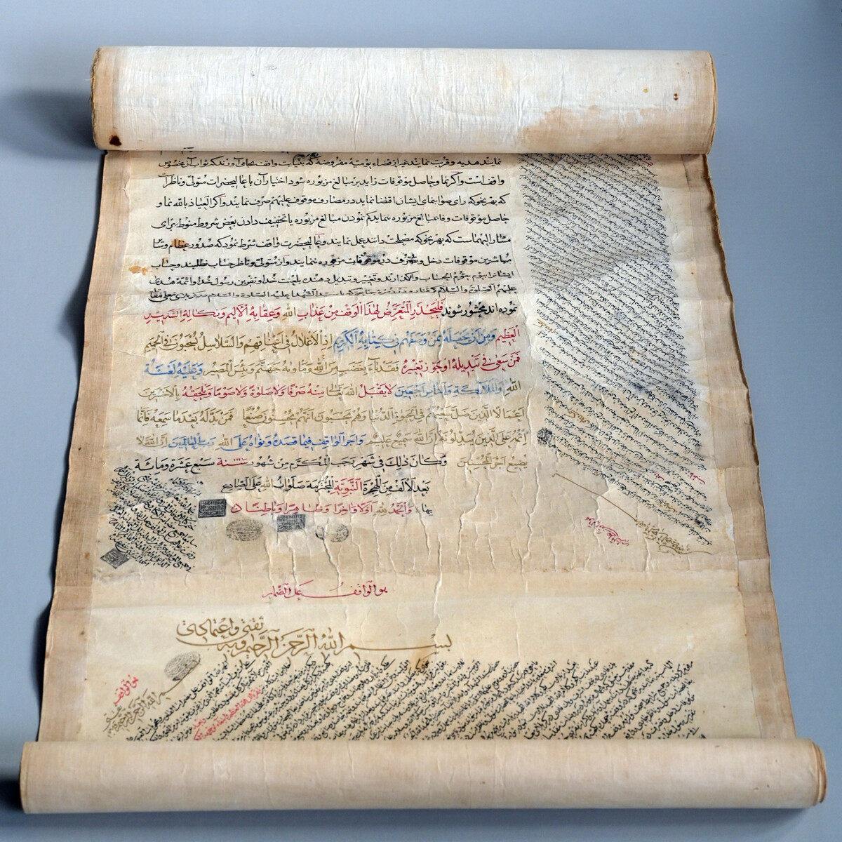 Ein undatiertes Waqf-Dokument (Stiftungsurkunde) aus dem 18. Jahrhundert in Form einer Rolle aus Maschhad. Hs. or. 14671 