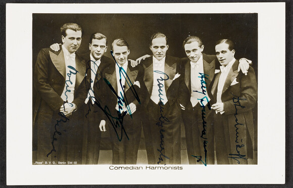 Die Comedian Harmonists waren ‚die erste Boygroup der Welt‘, die bis zu ihrer Zwangsauflösung durch die Nazis 1935 internationale Erfolge feierte. Einer modernen Autogrammkarte vergleichbar, haben die in Kon-zertfräcken abgelichteten Mitglieder der Gruppe ihre Unterschriften auf dem Foto hinterlassen.