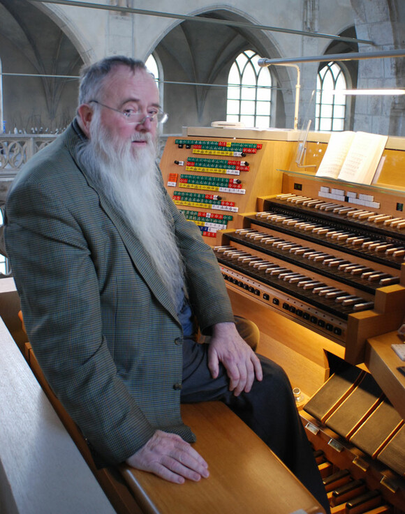 Bild zeigt: Peter Bares an der Peter-Orgel der Kunststation St. Peter, Köln