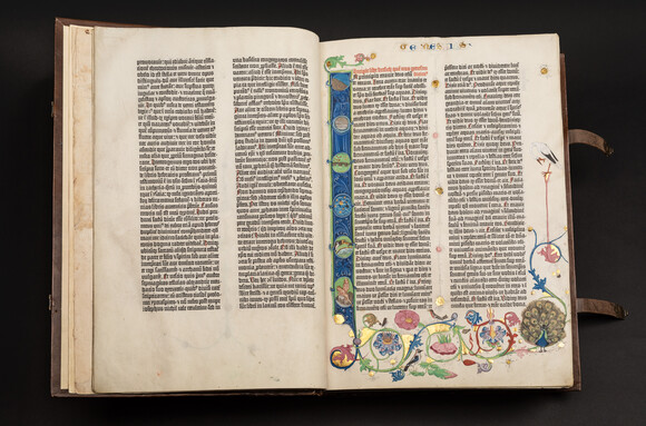 Die Gutenberg-Bibel, das erste mit beweglichen Lettern gedruckte Buch, steht noch deutlich in der Tradition der mittelalterlichen Handschriftenproduktion. Drucktype, Layout und die Ausstattung mit gemalten Initialen und Ranken orientieren sich am Vorbild zeitgenössischer Handschriften.