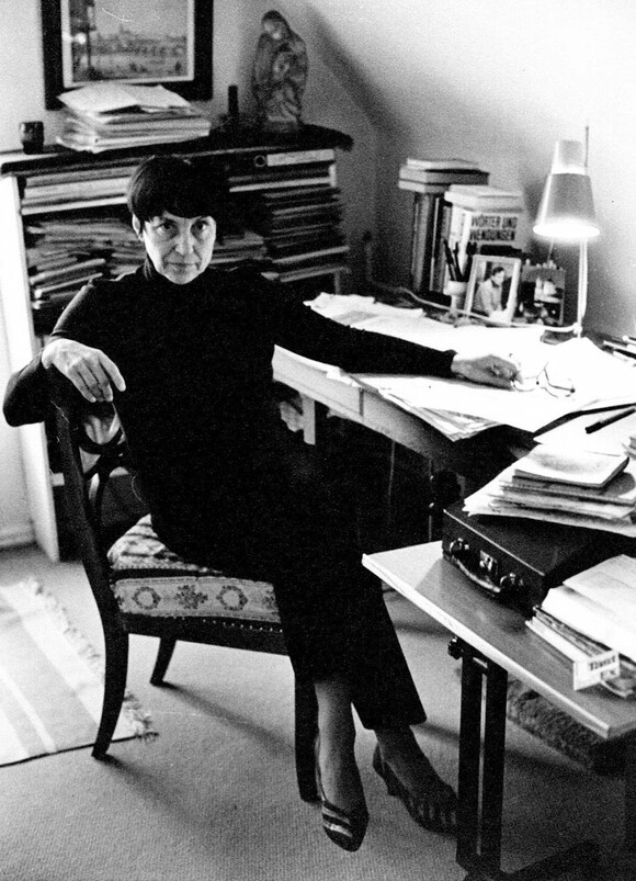 Ruth Zechlin in ihrem Arbeitszimmer in Berlin-Buch (1984), Copyright: Claudia und Christoph Paris