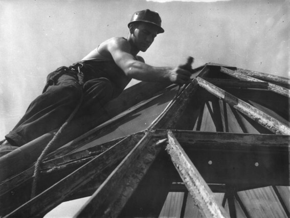 Wiederaufbau, Mann auf dem Dach, 1945