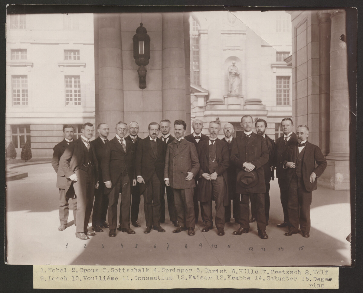 Gruppenfoto von Mitarbeitern der Preußischen Staatsbibliothek, 1925, darunter Walter Gottschalk (3. von links)