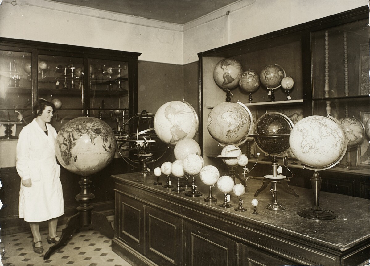 Willy Römer: Zum Verkauf vorbereitete Globen der Firma Ernst Schotte, Berlin, 1920–1930