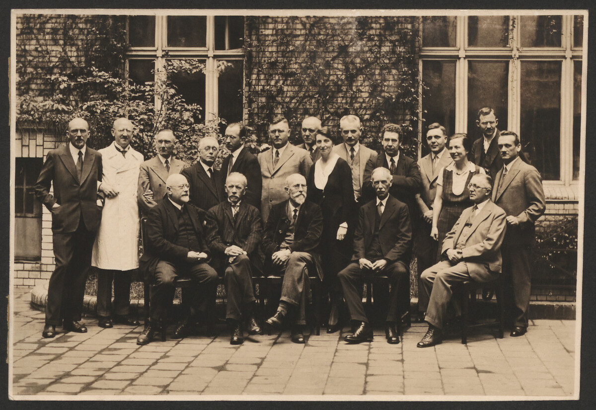 Mitarbeiterinnen und Mitarbeiter des Realkatalogs der Preußischen Staatsibliothek, 1933, ganz rechts Ernst Honigmann.