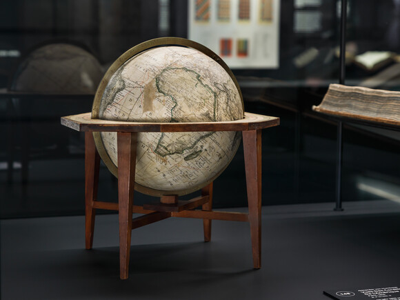 Der führende Berliner Kartenproduzent Schropp über-nahm zwischen 1810 und 1813 die Globen von Chris-tian Gottlieb Riedig (1768–1853) in eigene Herstellung. Auf derartigen Globen vermittelte man dem interessierten Publikum die neuesten Entdeckungen.