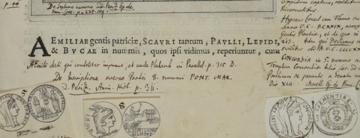 [Translate to English:] Numismatische Annotationen und mit Stecknadeln befestigte Zeichnungen des späteren Berliner Bibliothekars J. C. Schott (gest. 1717)
